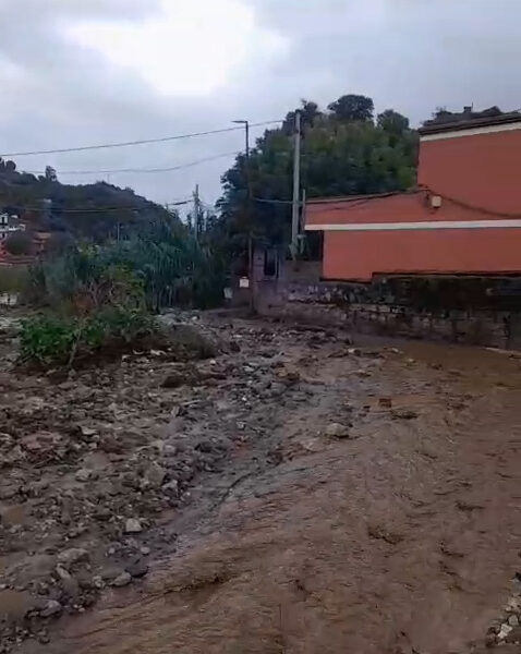 Messina, primeiras chuvas e transtornos em Galati: o riacho aumenta e os próprios moradores limpam a estrada