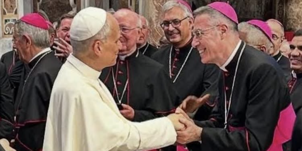 Mons. Cesare Di Pietro, ordenação sacerdotal há 29 anos: hoje à frente da diocese de Locri-Gerace