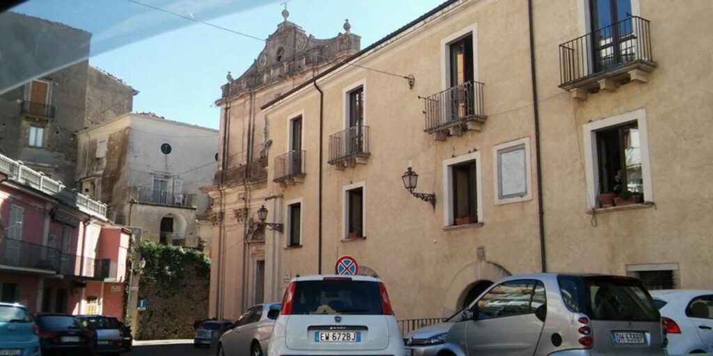 Montalto Uffugo, a bandeira do arco-íris para um compromisso que começa nas escolas