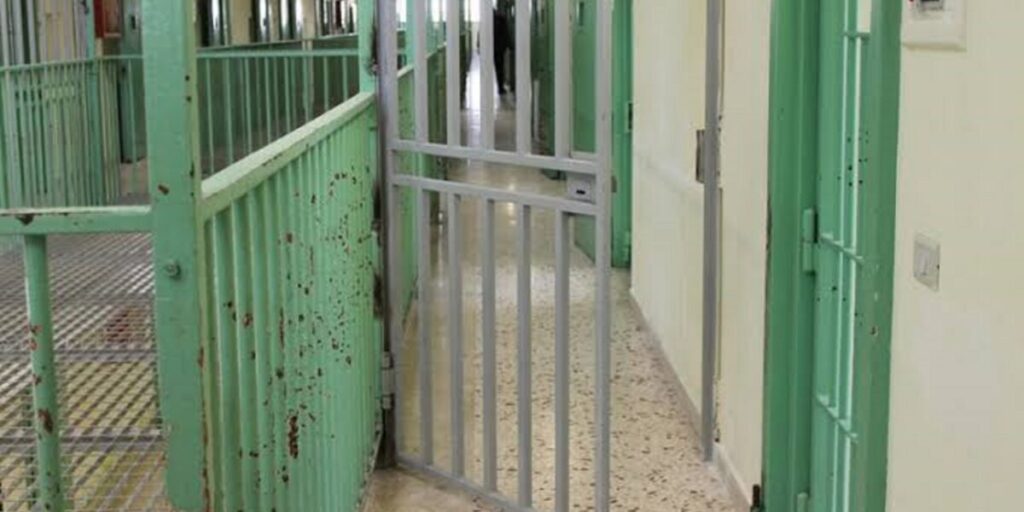 Oito policiais feridos na prisão de Reggio Calabria em “dois dias de loucura”