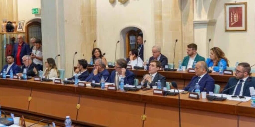 Operação Ginestra: em Corigliano Rossano o conselho majoritário se agrupa ao lado do prefeito Flavio Stasi. Solidariedade de Faragalli