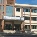 Outdoor retirado em Crotone, principal responde à CGIL: «Precisava de espaço para exames, vai voltar ao seu lugar»