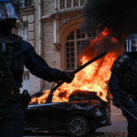 Paris, gás lacrimogêneo e acusações em manifestações contra o alto custo de vida: 61 pessoas presas