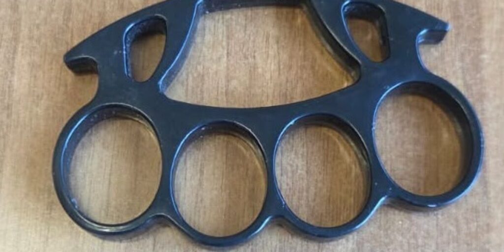 Reggio Calabria, 20 anos, detido e encontrado em posse de um soco inglês: relatado pela polícia local