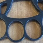Reggio Calabria, 20 anos, detido e encontrado em posse de um soco inglês: relatado pela polícia local