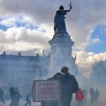 Um manifestante perde a mão devido a uma granada da polícia em Saint-Etienne. O protesto se espalha, confrontos e prisões por toda a França