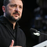 Zelensky: "Pronto para negociar. Os EUA pressionam Putin, não nós. A Europa abre um canal com o czar"